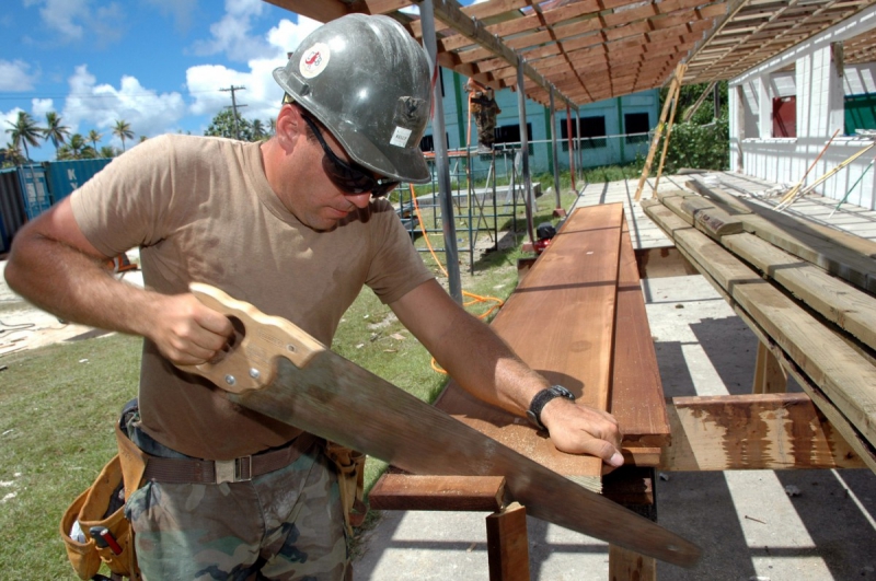 menuisier-SERANON-min_worker_construction_building_carpenter_male_job_build_helmet-893290